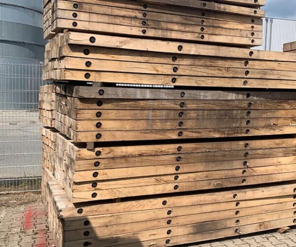 Oude draglineschotten op elkaar gestapeld