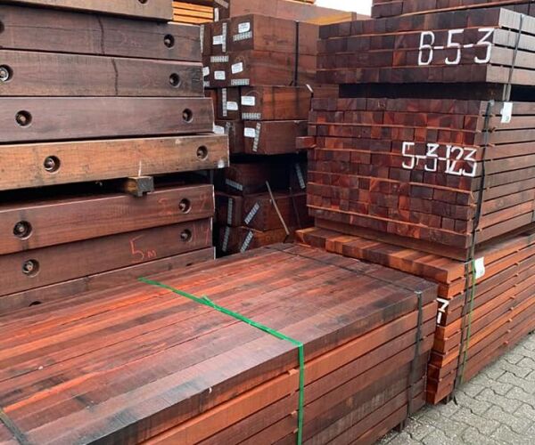 Nieuwe draglineschotten bij elkaar samengepakt met plastic