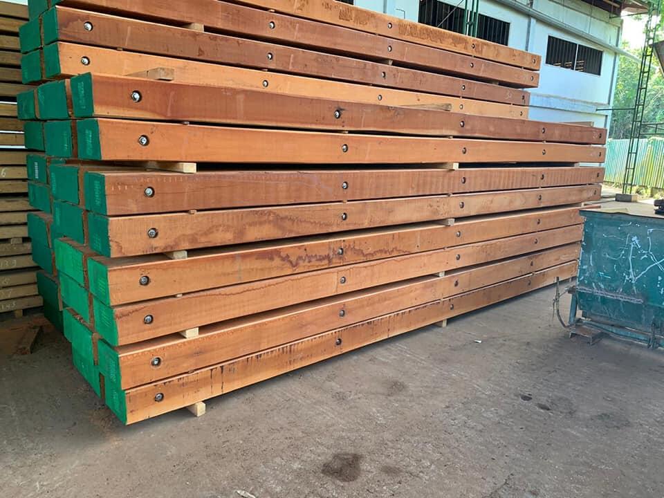 Nieuwe draglineschotten met groene kopse kanten en zichtbare bouten gestapeld in een opslaghal
