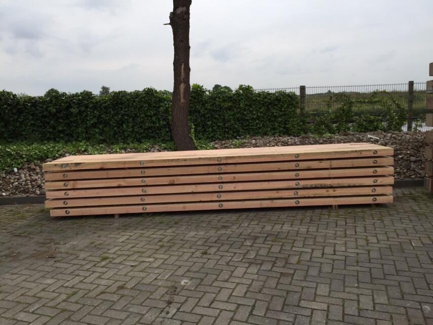 Gestapelde draglineschotten tegen boom aan
