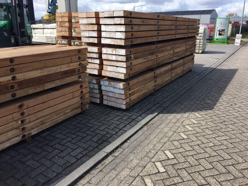 draglineschotten veel op elkaar gestapeld
