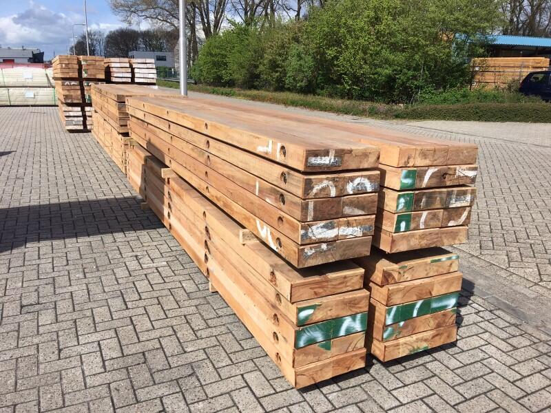 draglineschotten met witte en groene verf