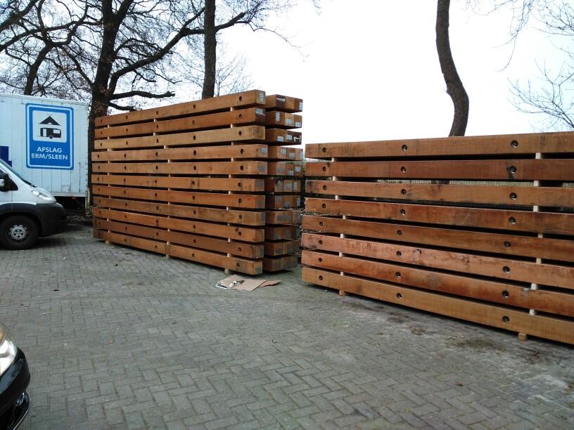 draglineschotten op een parkeerplaats gestapeld